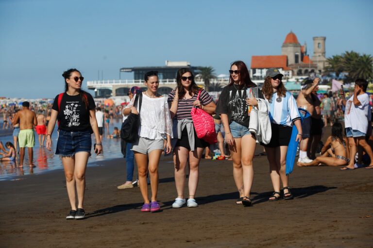 Vista aérea de la costa atlántica y el puerto de Mar del Plata durante un fin de semana largo.