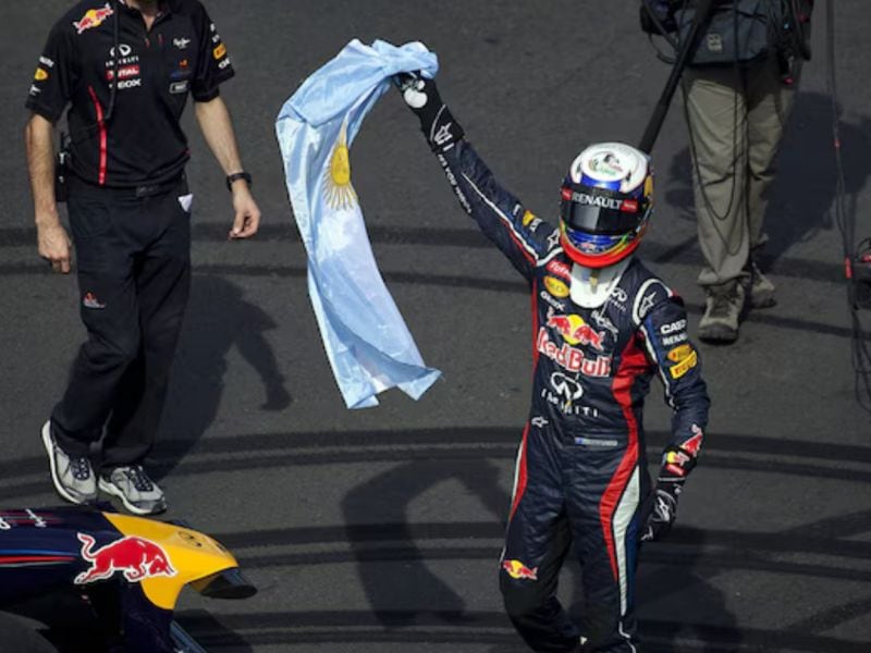 Daniel Ricciardo manejando un monoplaza de Fórmula 1 en las Salinas Grandes, Jujuy, durante su visita a Argentina en 2012