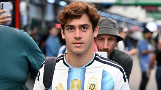 Franco Colapinto, piloto argentino de Fórmula 1, junto a un automóvil de carreras.