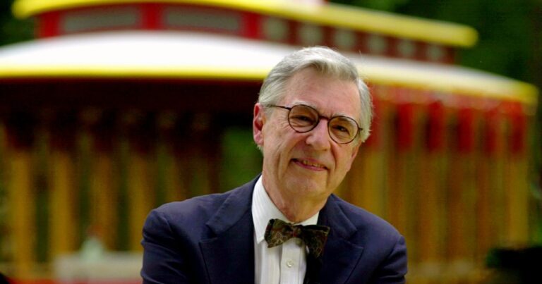 Fred Rogers, presentador de Mister Rogers' Neighborhood, con su suéter rojo característico.
