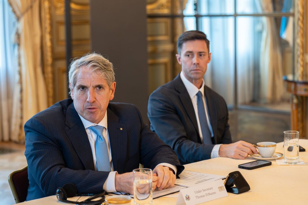 Thomas DiNanno durante conferencia de prensa en Buenos Aires