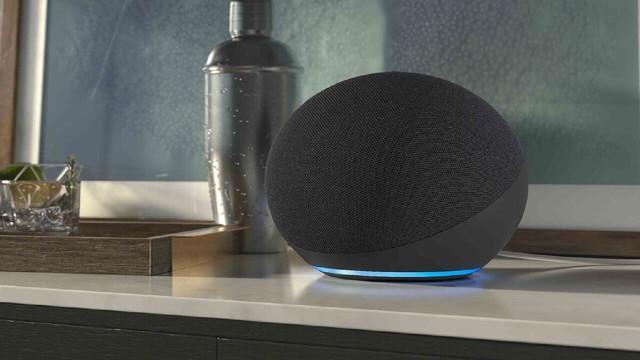 Dispositivo Amazon Echo con asistente de voz Alexa en una mesa de un living