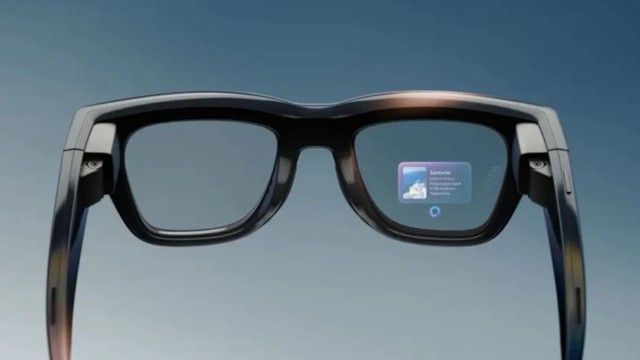 Persona utilizando gafas inteligentes con tecnología de inteligencia artificial en un entorno cotidiano.