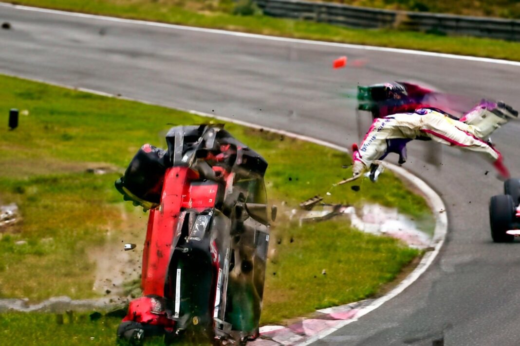 Gilles Villeneuve al volante de su Ferrari de Fórmula 1 en pista.