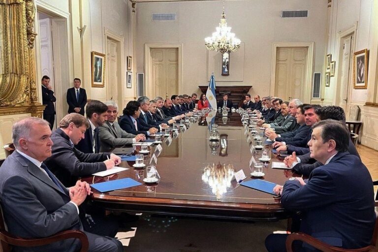 Mapa de la Argentina destacando las doce provincias autorizadas para solicitar adelantos de fondos.