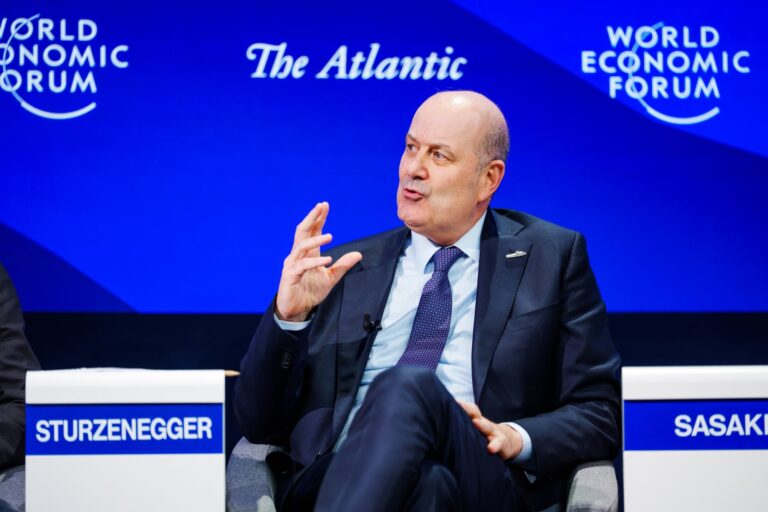 Ministerio de Desregulación y edificio del INTI, organismos involucrados en la baja de servicios.