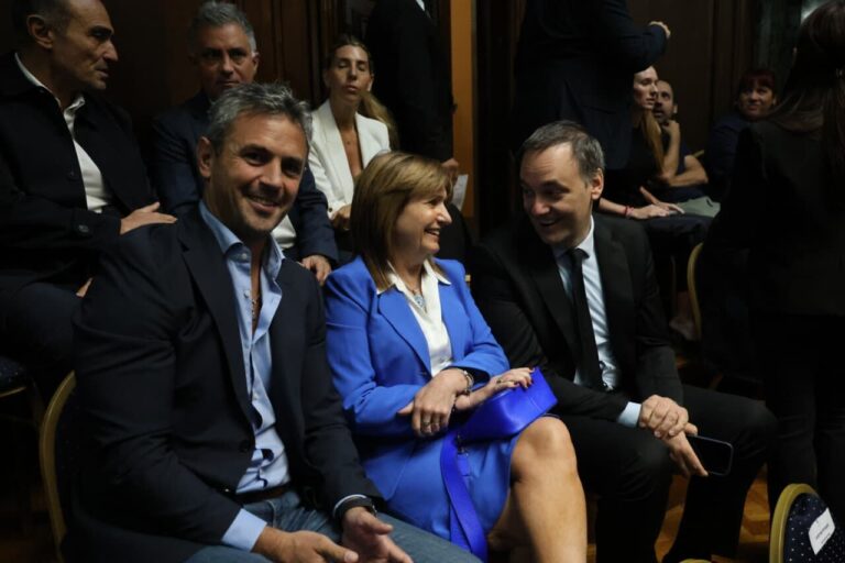 Congreso de la Nación Argentina con banderas