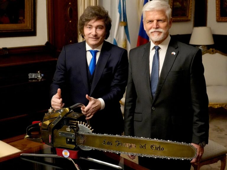 Gráfico económico mostrando tendencias de inflación y actividad en Argentina.