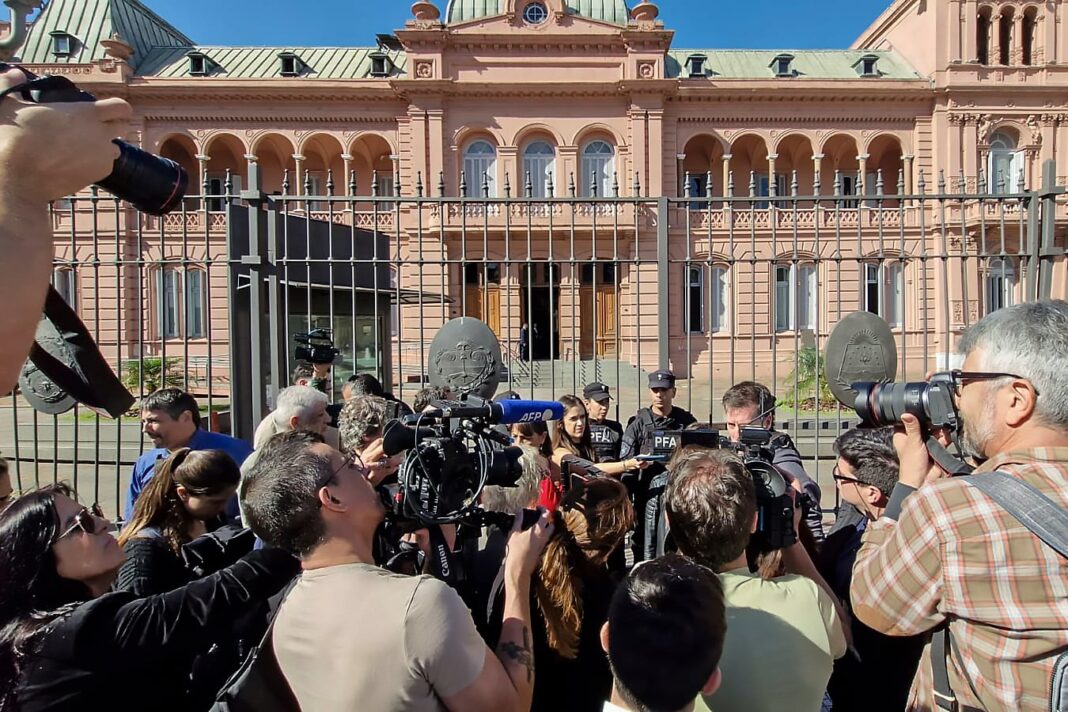 Fachada de la Casa Rosada con vallas de seguridad y ausencia de periodistas