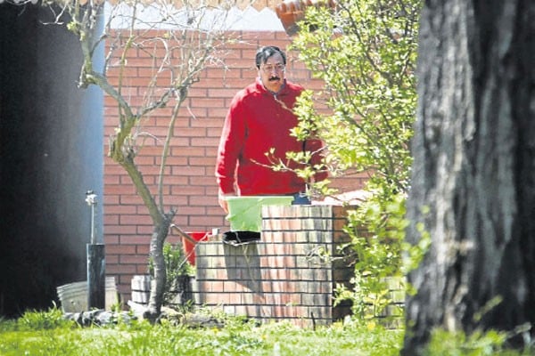 Ilustración de un aviso de búsqueda con la bandera argentina y chilena de fondo.