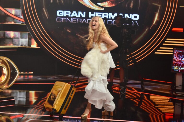 Momento de la eliminación en Gran Hermano y Grecia Colmenares saludando en el estudio.