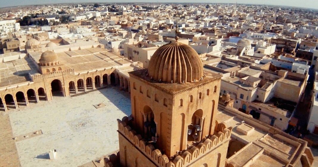 Vista de la sala de oración y el alminar de la Gran Mezquita de Qairuán en Túnez.