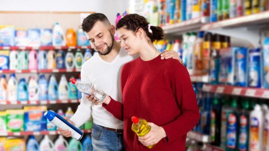 Ilustración de un producto con etiqueta verde y un signo de interrogación, representando el greenwashing o maquillaje verde