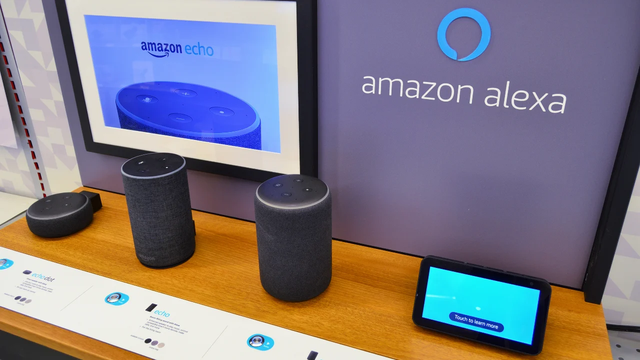 Persona configurando un dispositivo Amazon Echo con asistente de voz Alexa en una mesa de living