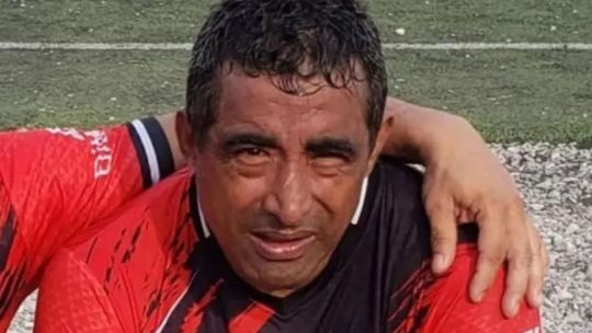 Vehículo naranja donde fue encontrado el cuerpo del exfutbolista Carlos Alberto Kaiser en Guayaquil