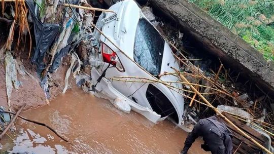 Operativo de búsqueda en zona afectada por temporal en Tafí Viejo, Tucumán.