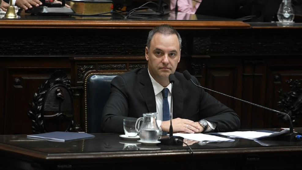 Hernán Letcher en programa QR! de Canal E analizando respuestas de Manuel Adorni