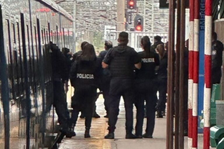 Pasajeros evacuando el andén de la estación Temperley durante el incidente con un hombre armado.