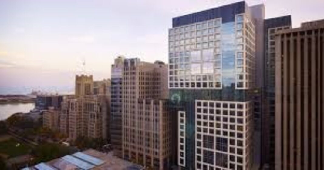 Gobernador JB Pritzker durante un anuncio sobre salud pública, con el logo del estado de Illinois de fondo.