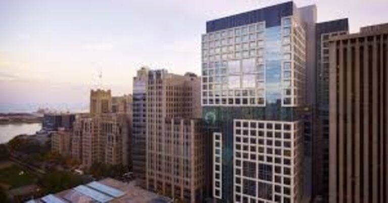 Gobernador JB Pritzker durante un anuncio sobre salud pública, con el logo del estado de Illinois de fondo.