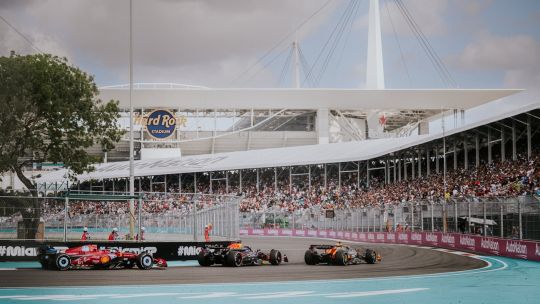 Circuito de Miami bajo cielo nublado con monoplazas de Fórmula 1 en pista