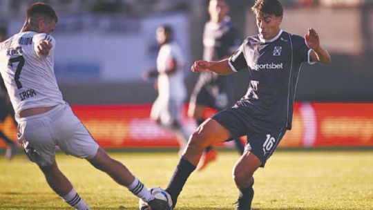 Jugadores de Deportivo Riestra celebran un gol ante Independiente en el Torneo Apertura