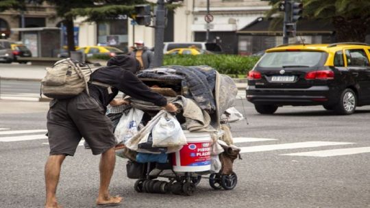 Gráfico o ilustración representativa de la evolución de la pobreza en Argentina y mapas de disparidades regionales.