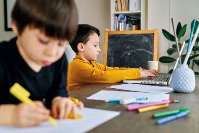 Tablet con iconos de inteligencia artificial sobre un escritorio en un aula escolar.