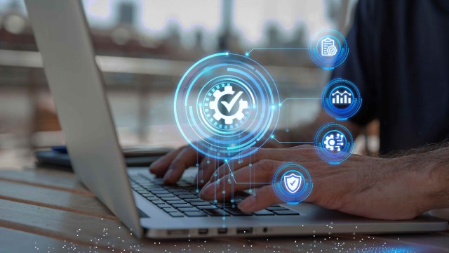 Representación gráfica de un sistema de inteligencia artificial analizando datos de operaciones tecnológicas en el sector financiero.