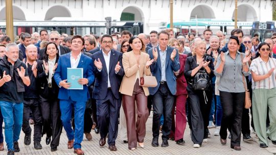 Grupo de intendentes y gobernadores reunidos en la sede de la Federación Argentina de Municipios.