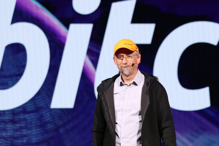 Representación abstracta de Bitcoin y el seudónimo Satoshi Nakamoto