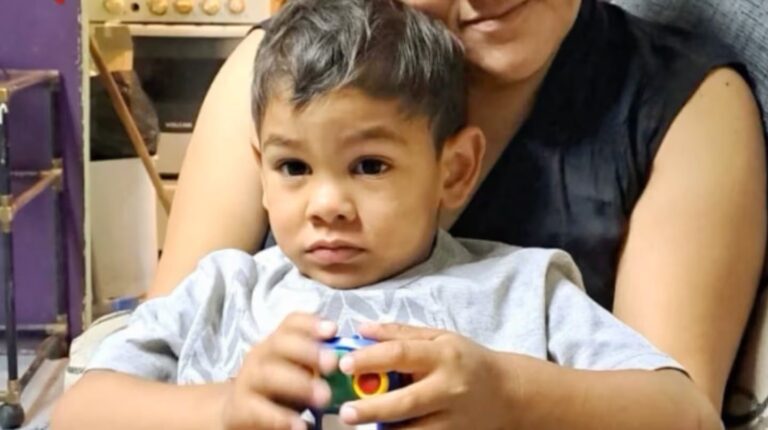 Ilustración genérica de balanza de la justicia frente a un hospital