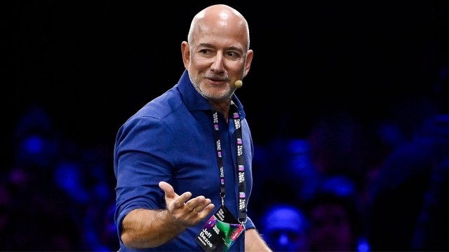 Jeff Bezos hablando en un evento sobre tecnología e inteligencia artificial.