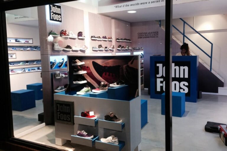 Logotipo de la marca de zapatillas John Foos sobre un fondo neutro