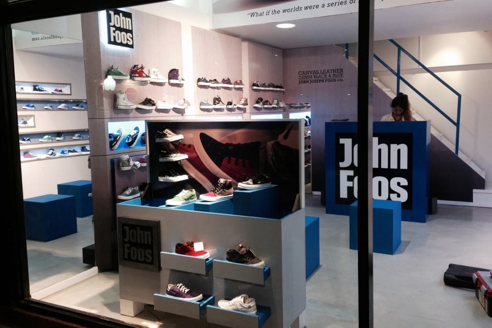 Logotipo de la marca de zapatillas John Foos sobre un fondo neutro