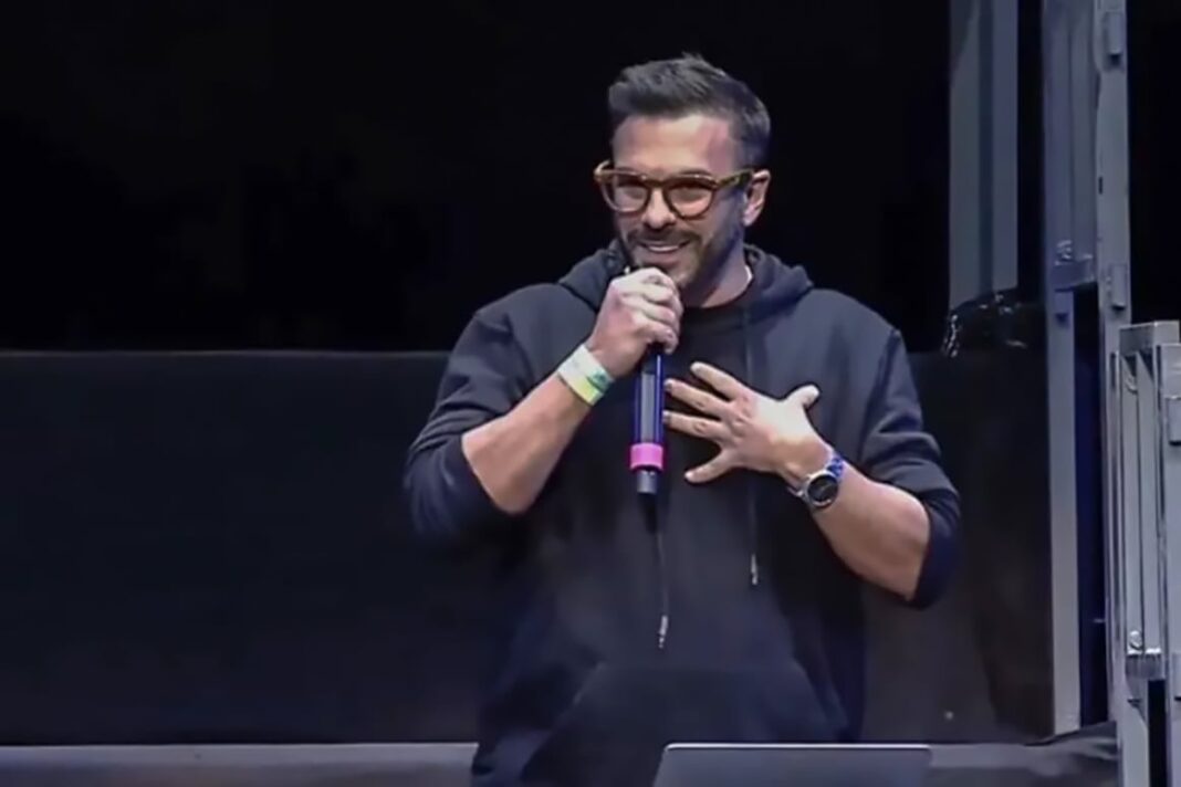 Multitud de jóvenes estudiantes abucheando en el Movistar Arena durante la aparición de un empresario vinculado a una criptoestafa