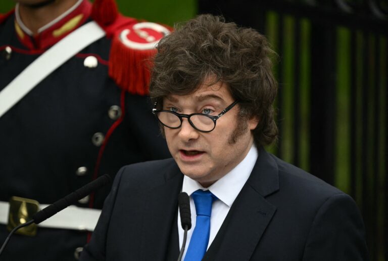 Juez federal revisando documentos sobre la reforma laboral en Argentina.