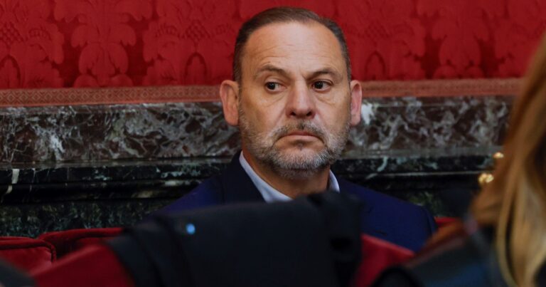 José Luis Ábalos, ex ministro de Transportes de España, llega al Tribunal Supremo para el inicio de su juicio por corrupción.