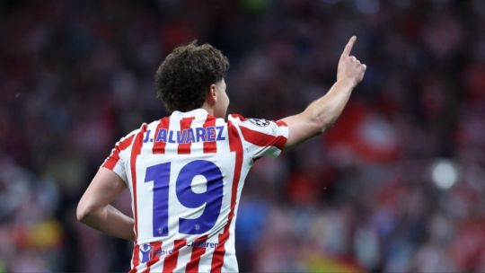 Julián Álvarez celebra un gol con la camiseta del Atlético de Madrid en la Champions League