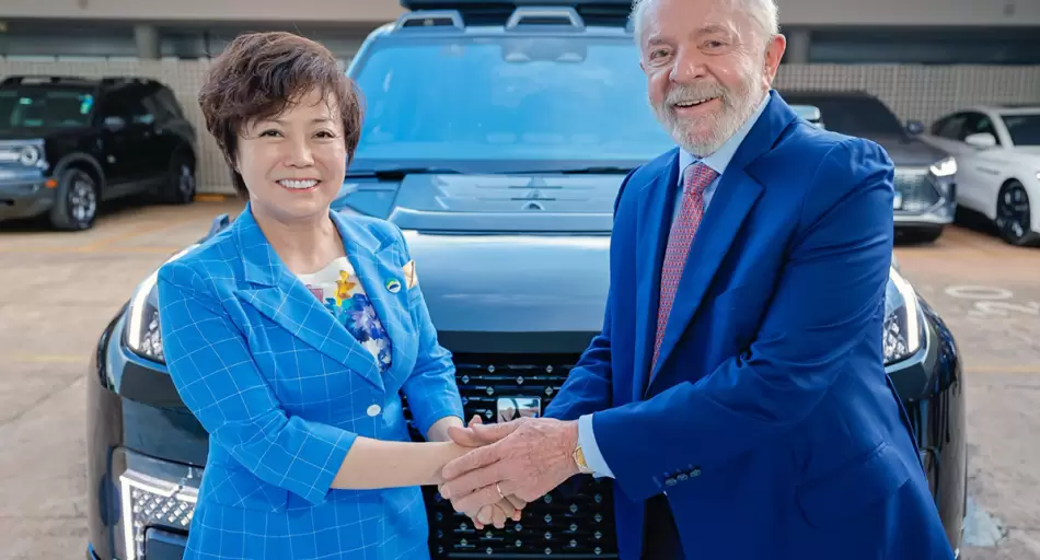 Logotipo de BYD junto a una representación gráfica de la bandera de Brasil y una balanza de la justicia.