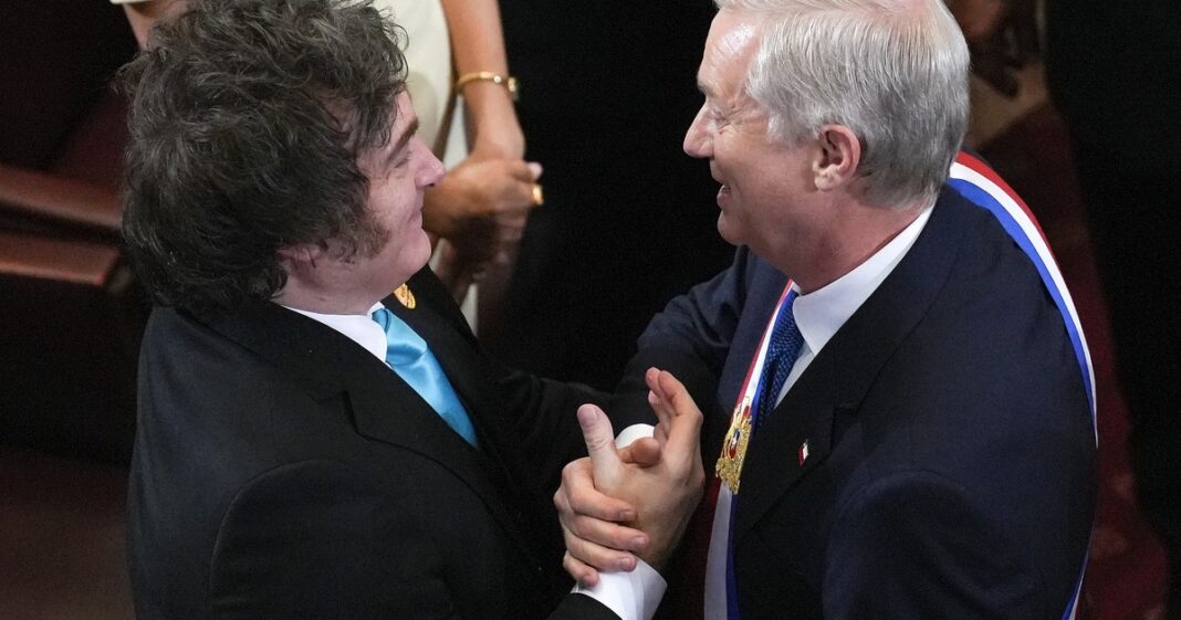 Los presidentes Javier Milei y José Antonio Kast se saludan en un encuentro oficial.