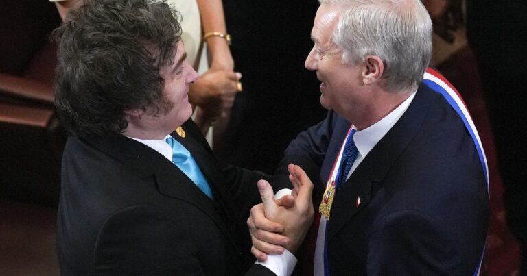 Los presidentes Javier Milei y José Antonio Kast se saludan en un encuentro oficial.