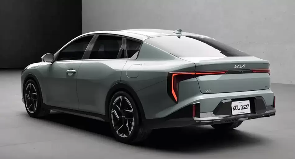 Vista frontal y lateral del nuevo sedán Kia K4, color gris, en un entorno urbano.