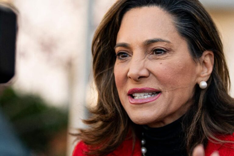 Ilustración conceptual sobre migración y documentos legales en Estados Unidos.