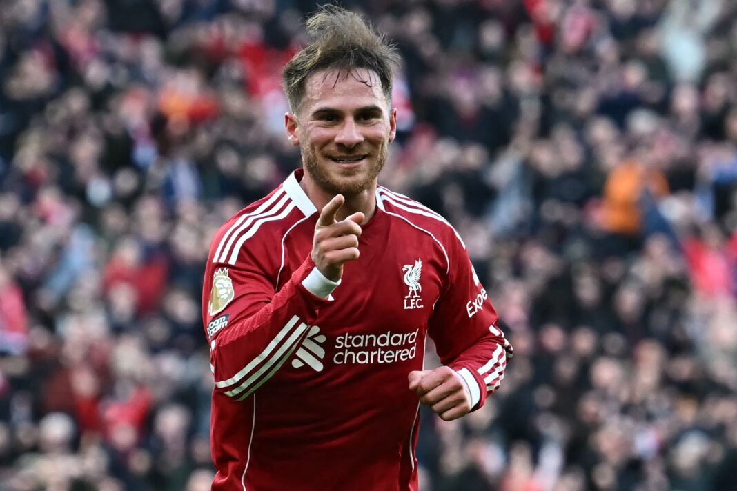 Los escudos del Liverpool Football Club y del Paris Saint-Germain enfrentados, representando el partido de cuartos de final de la Champions League.