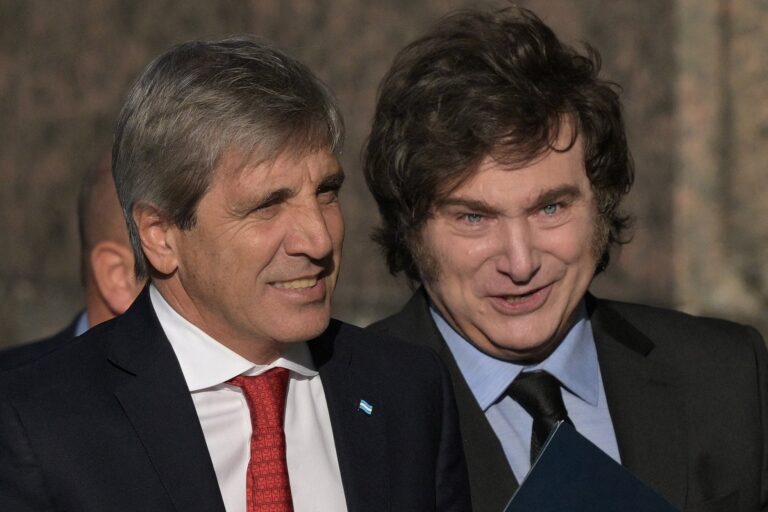 El ministro de Economía Luis Caputo en un acto oficial.