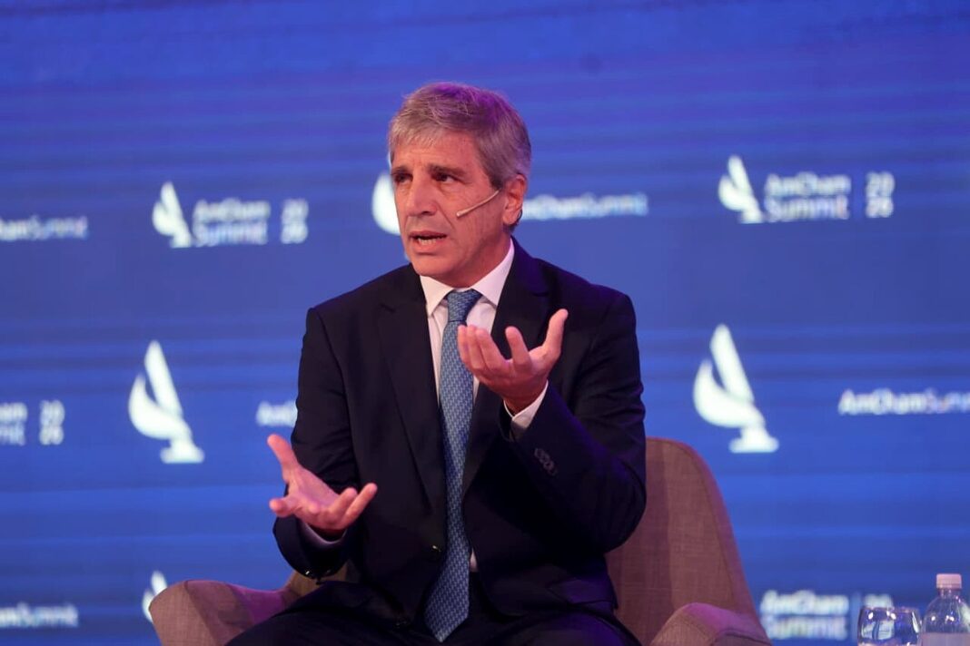 El ministro de Economía Luis Caputo en una conferencia de prensa.