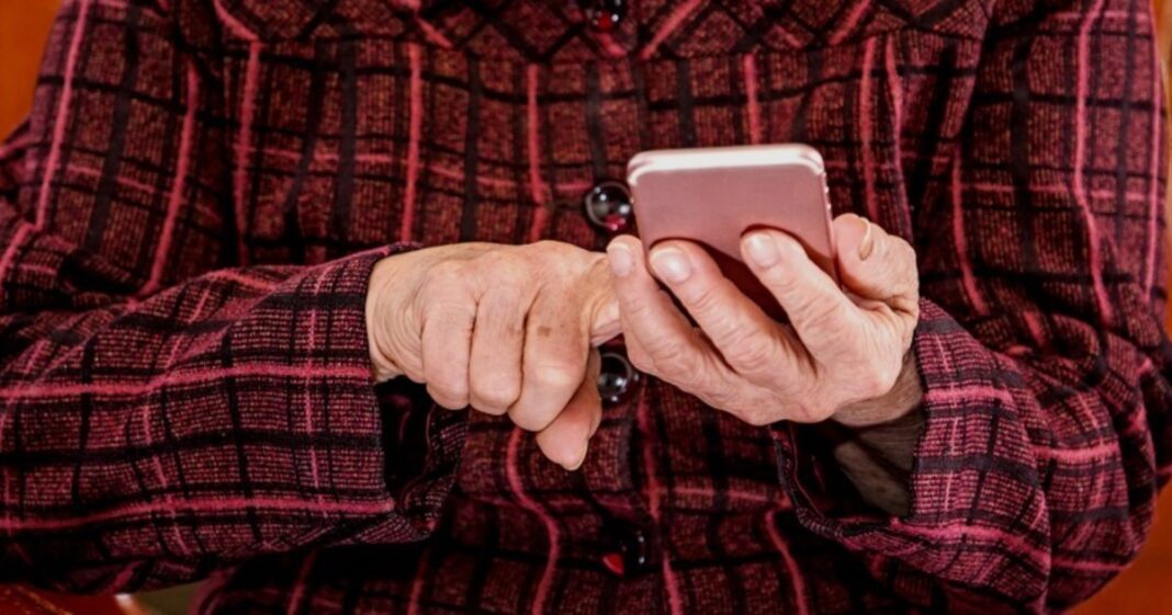 Ilustración conceptual de un avatar digital o holograma representando a una persona, junto a una mujer mayor.