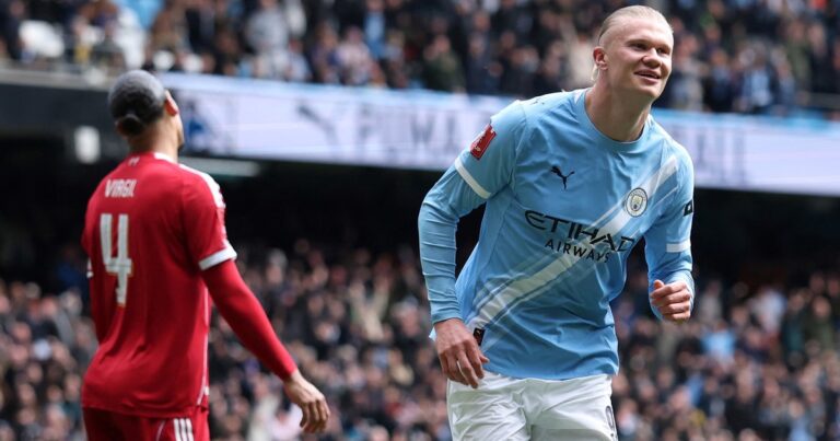 Erling Haaland del Manchester City celebra un gol ante el Liverpool en el Etihad Stadium.