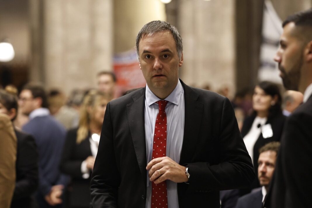 Manuel Adorni en el Congreso de la Nación Argentina durante su exposición